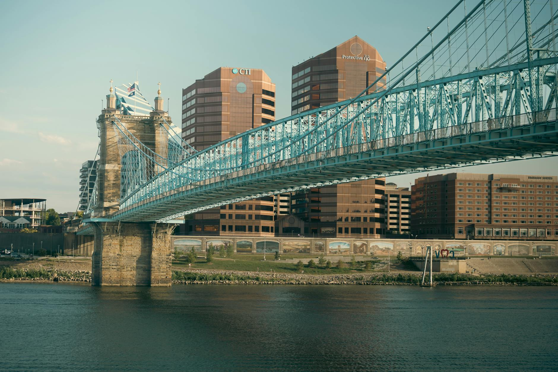 Diagram ilustrasi WMS (Warehouse Management System) menjelaskan fungsi pengelolaan gudang secara digital