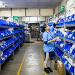 Diagram yang menampilkan fungsi Warehouse Management System: penerimaan, penyimpanan, pengambilan, dan pengiriman barang