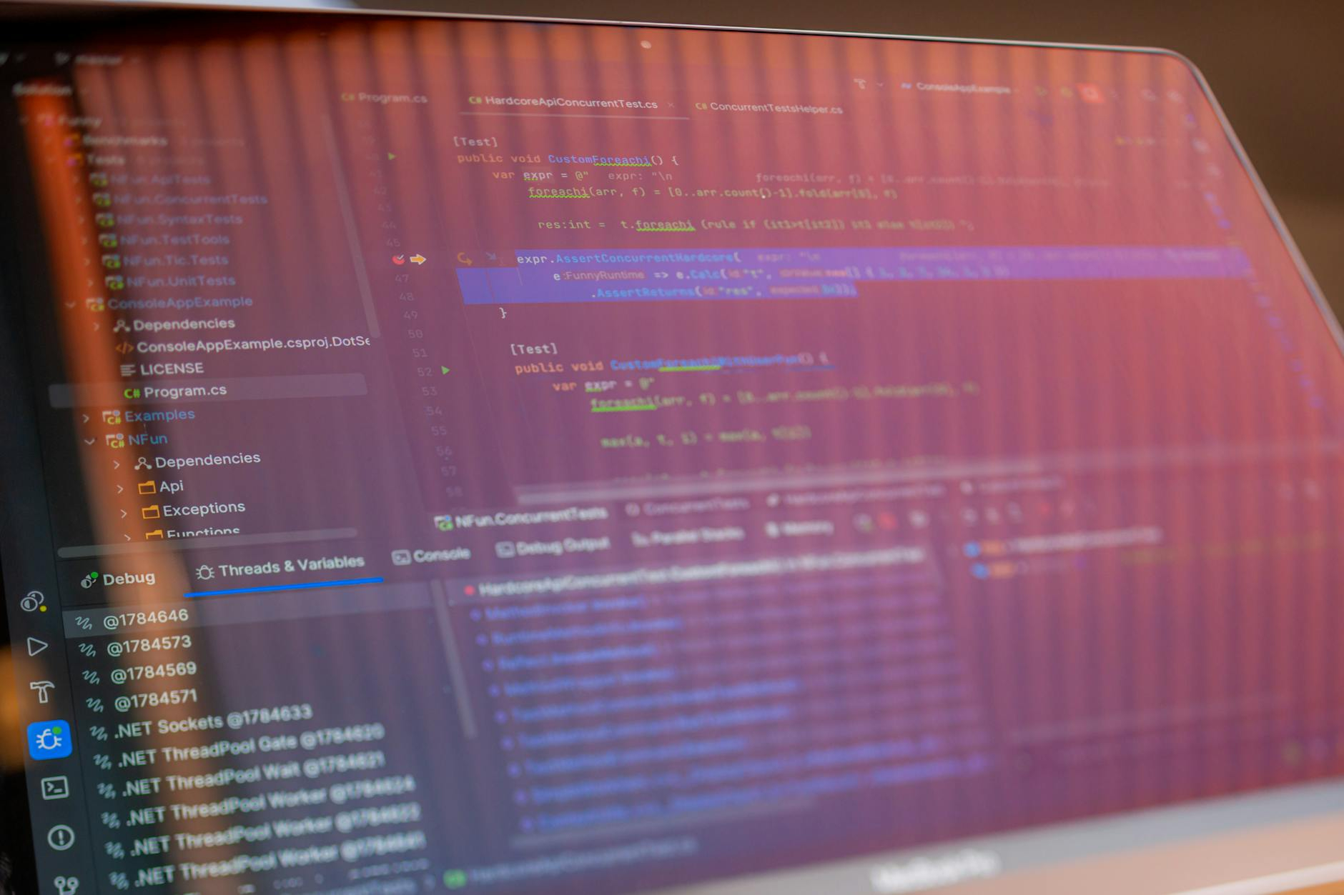 Ilustrasi software WMS terbaik 2026 dengan antarmuka modern dan fitur optimal untuk manajemen gudang