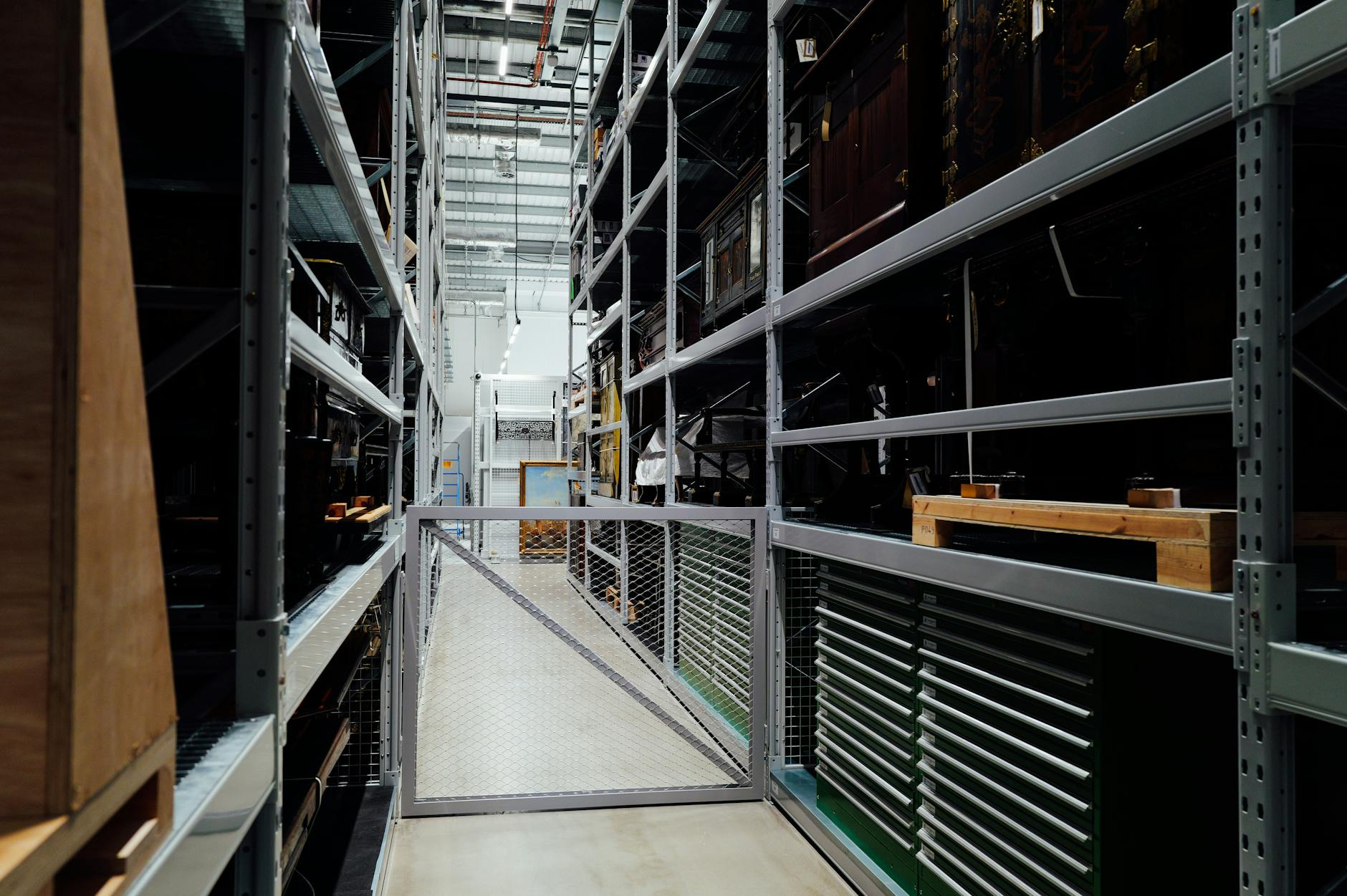 Sistem gudang terintegrasi untuk manufaktur yang memaksimalkan alur bahan baku, penyimpanan, dan distribusi secara efisien