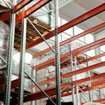 Ilustrasi fungsi Warehouse Management System: mengoptimalkan inventori, melacak barang, dan meningkatkan efisiensi operasional