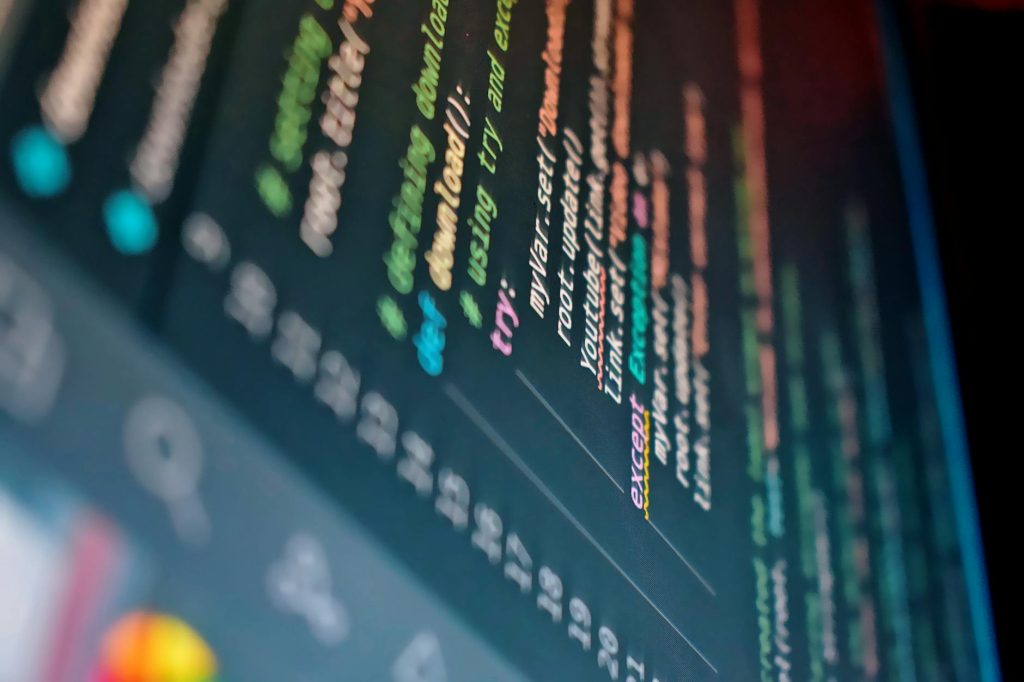 Tampilan dashboard software WMS TMS yang menampilkan data inventaris gudang dan rute pengiriman secara real-time