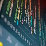 Tampilan dashboard software WMS TMS yang menampilkan data inventaris gudang dan rute pengiriman secara real-time