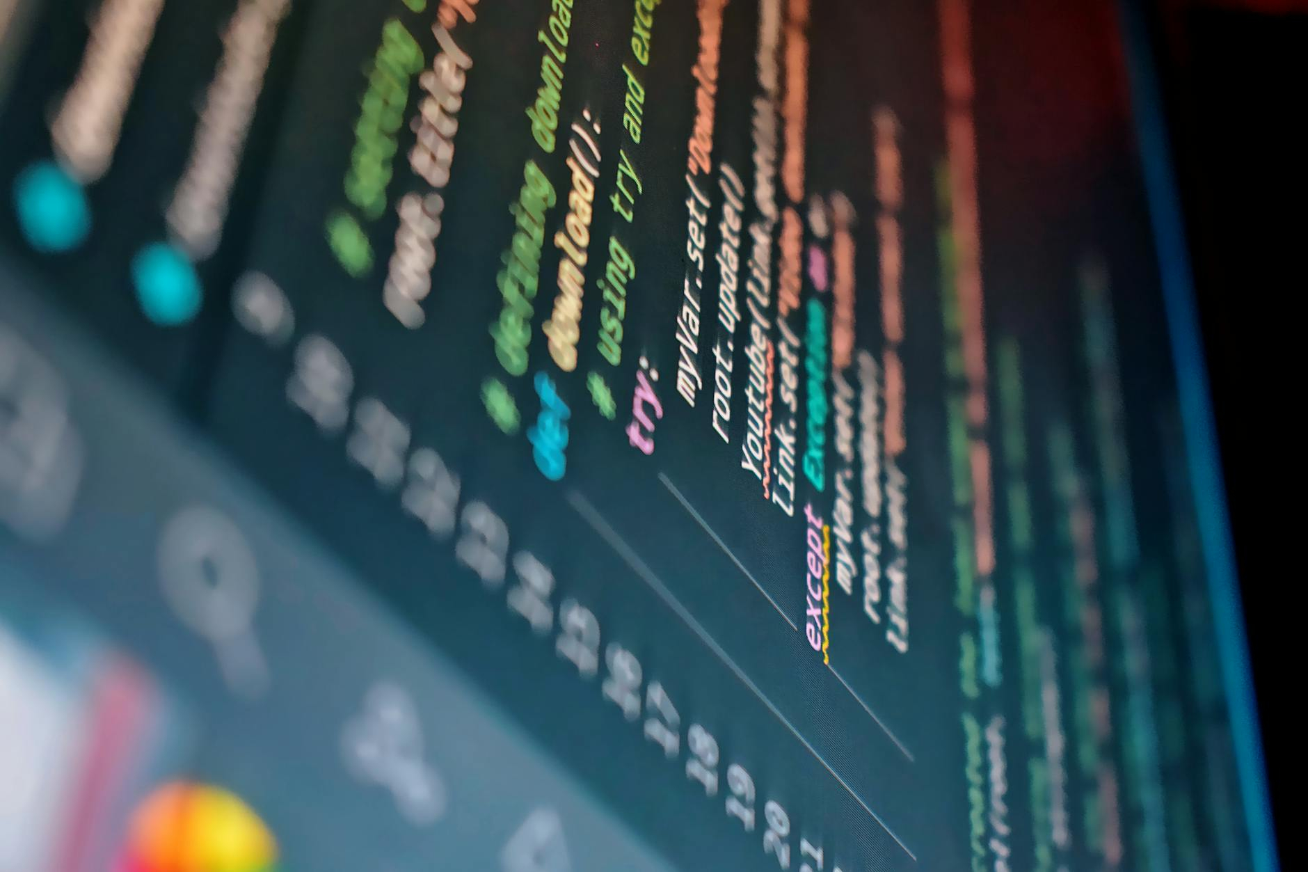 Tampilan dashboard software WMS TMS yang menampilkan data inventaris gudang dan rute pengiriman secara real-time