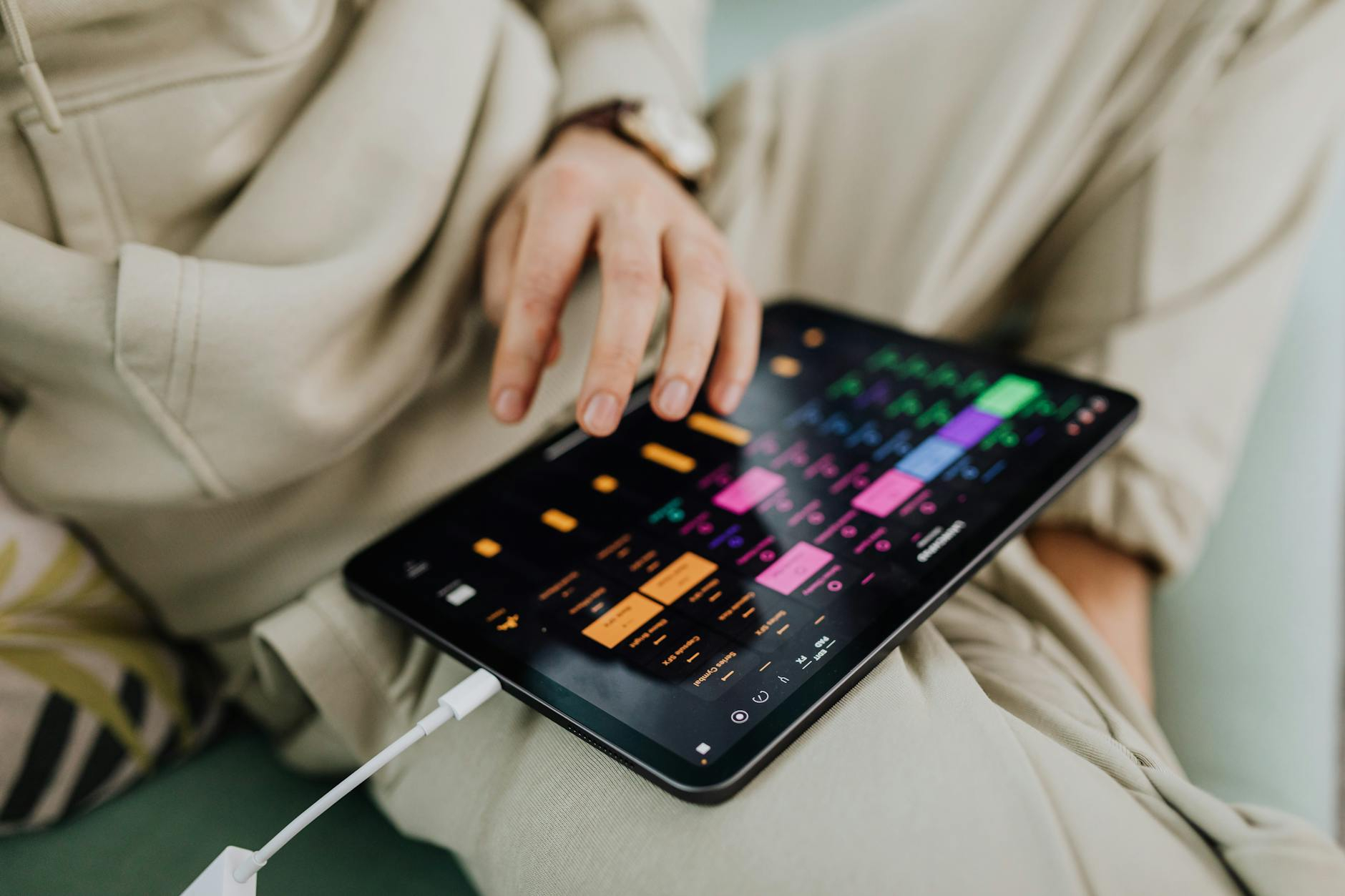 Tampilan antarmuka aplikasi gudang tablet ANVAYA TECH memudahkan manajemen stok secara mobile